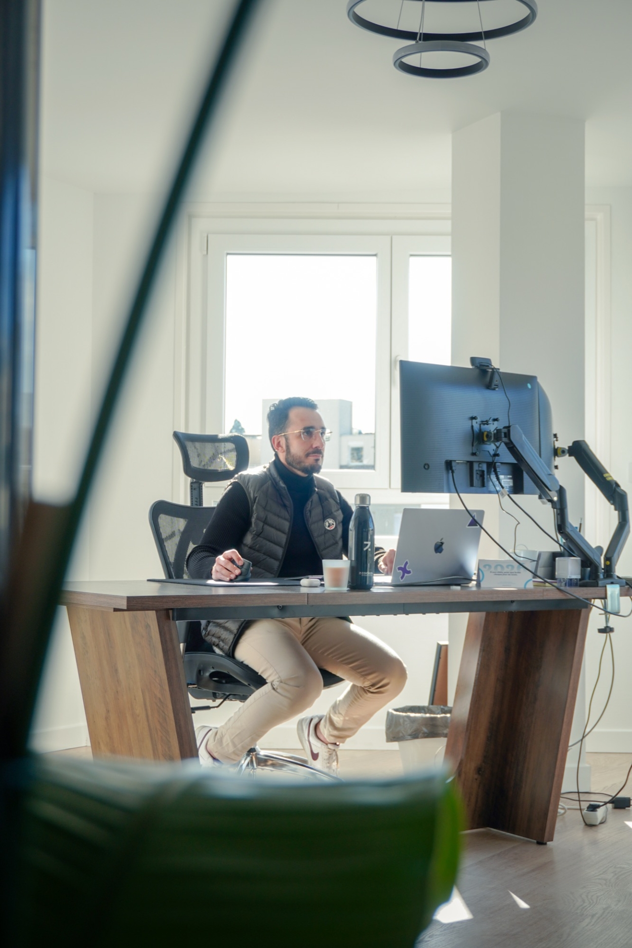 Nicolas Odin au travail à son bureau, devant la fenêtre