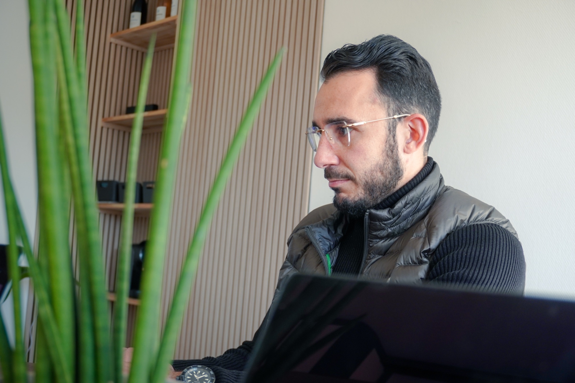 Nicolas Odin concentré sur son ordinateur, au bureau